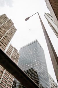 男性の一人旅における費用の内訳は飛行機、宿泊、食事でどれくらい？